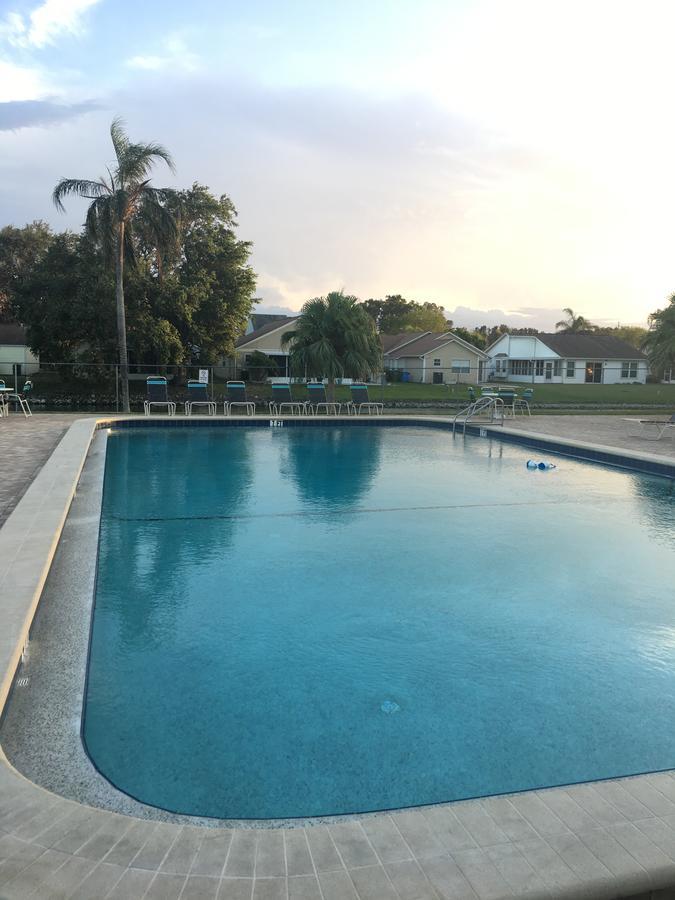 Oasis Villa Retreat 布雷登顿 外观 照片